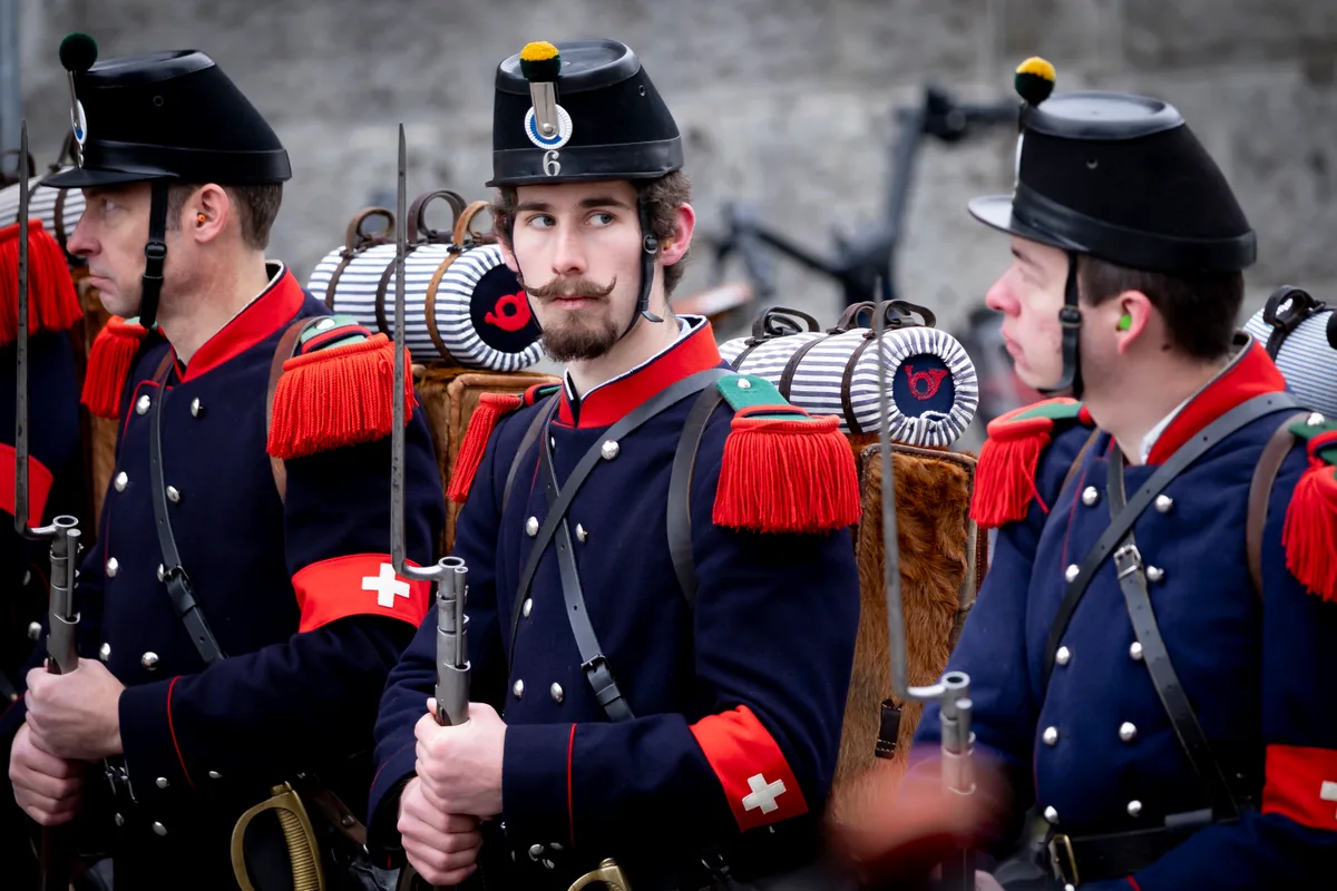 Die Mitglieder des Unteroffiziersvereins Uster stehen mit ihren historischen Uniformen … Man sieht Mitglieder des Unteroffiziersvereins Uster in historischen Uniformen.